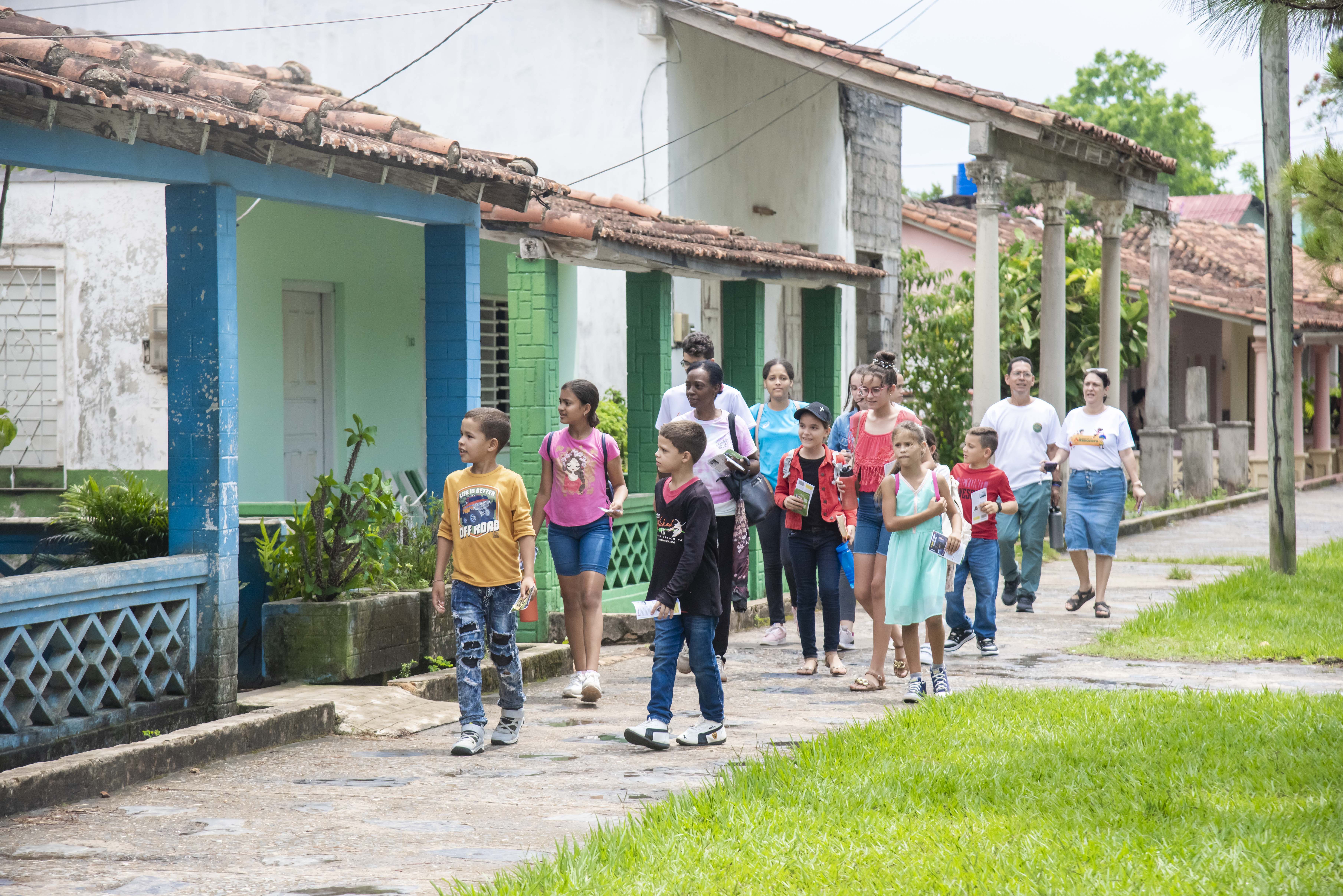 Niños orando